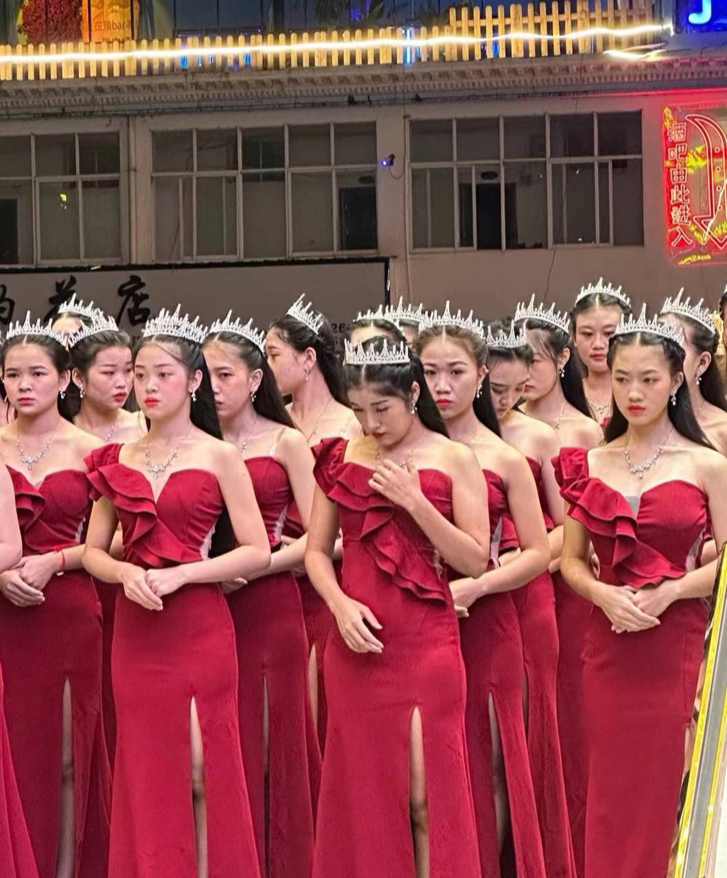 福布斯旅行网升级中文旅行管家服务 - 客服团队办公场景